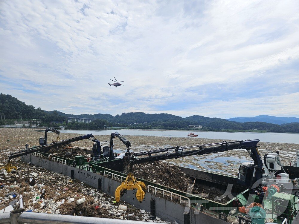 본문 이미지 - 2일 경기 가평군에서 소방 당국이 수해 실종자 수색 작업을 하고 있다.&#40;경기도북부소방재난본부 제공, 재판매 및 DB 금지&#41; 2025.8.2/뉴스1 ⓒ News1 양희문 기자