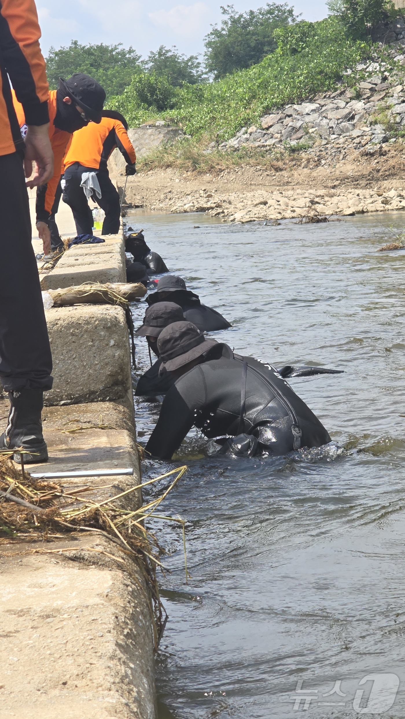 (가평=뉴스1) 양희문 기자 = 2일 경기 가평군에서 소방 당국이 수해 실종자 수색 작업을 하고 있다.(경기도북부소방재난본부 제공, 재판매 및 DB 금지) 2025.8.2/뉴스1