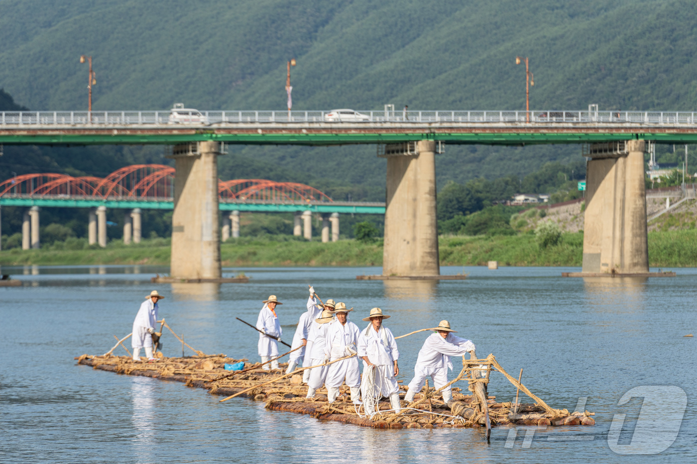 (영월=뉴스1) 한귀섭 기자 = 2일 강원 영월군 영월읍 동강둔치 일대에서 열린 제27회 영월동강뗏목축제에서 관계자들이 뗏목 시연을 하고 있다.(영월군 제공, 재판매 및 DB금지) …