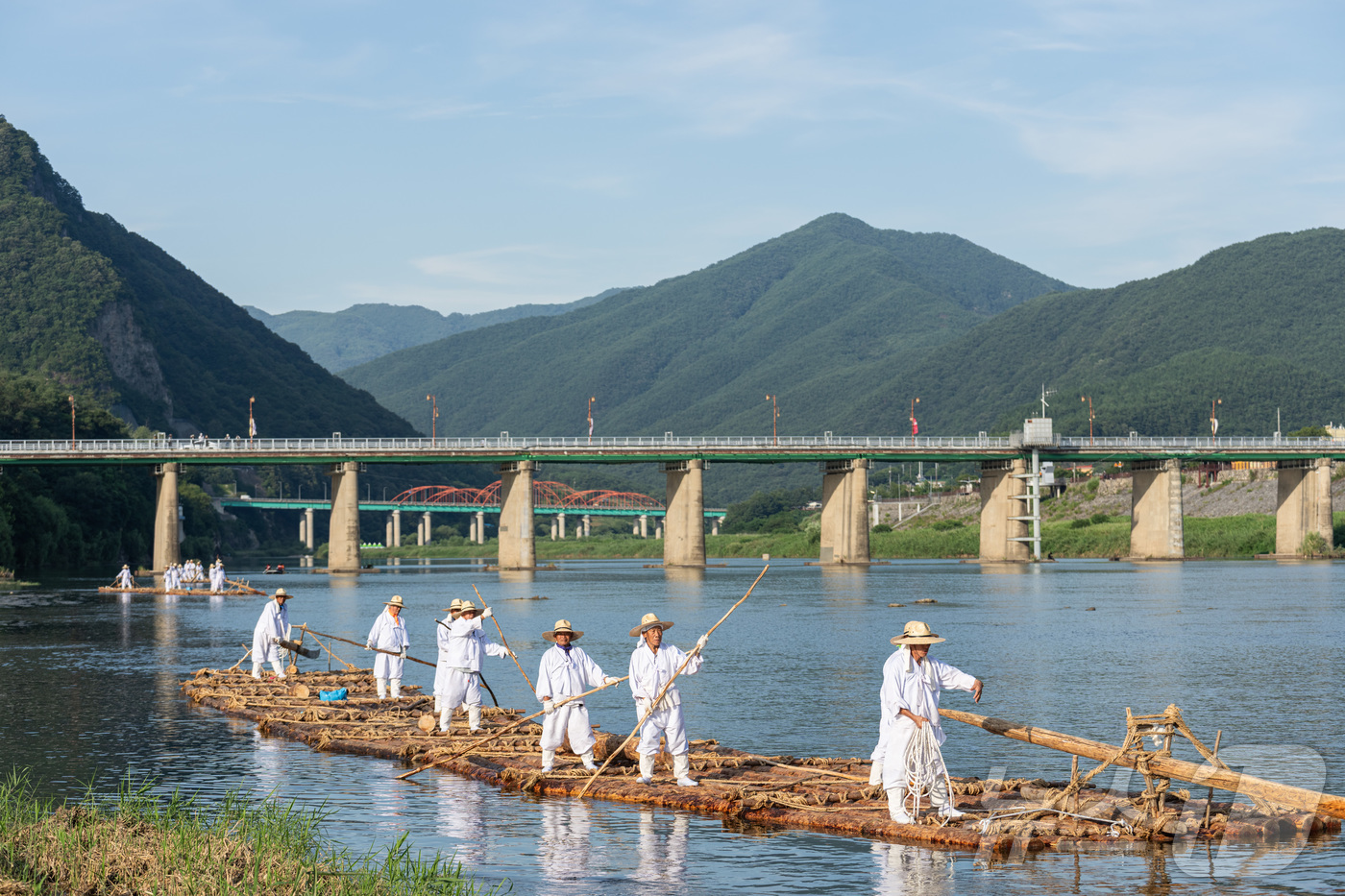 (영월=뉴스1) 한귀섭 기자 = 2일 강원 영월군 영월읍 동강둔치 일대에서 열린 제27회 영월동강뗏목축제에서 관계자들이 뗏목 시연을 하고 있다.(영월군 제공, 재판매 및 DB금지) …