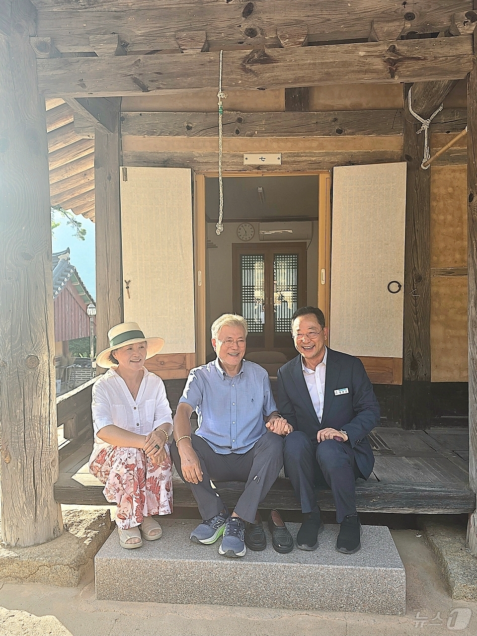 (해남=뉴스1) = 문재인 전 대통령이 2일 여름휴가차 해남을 찾아 명현관 군수와 대흥사를 둘러보고 있다.(해남군 제공. 재배포 및 DB 금지) 2025.8.2/뉴스1