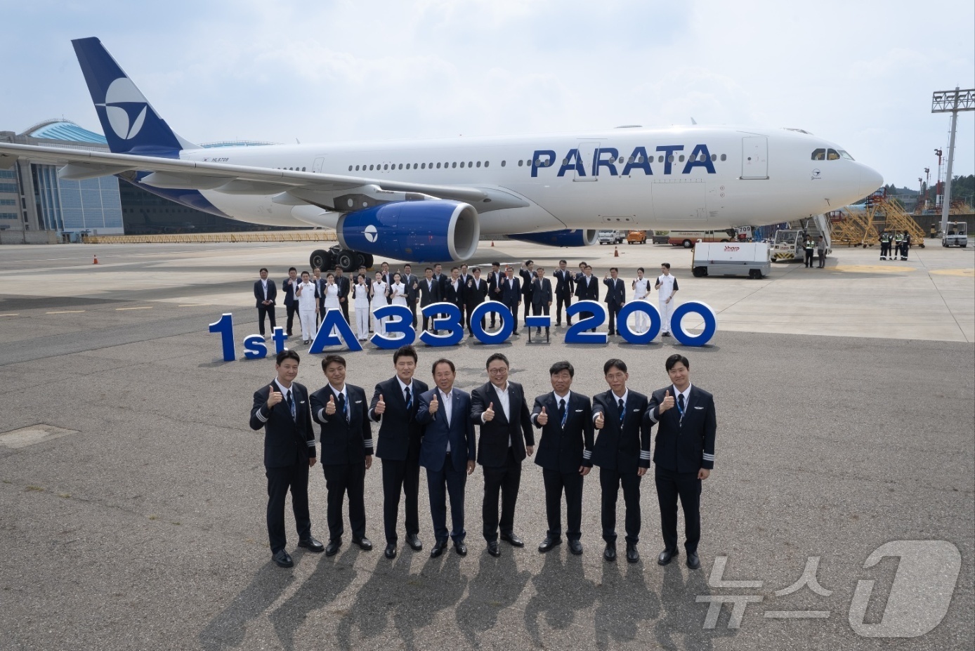 (서울=뉴스1) 포토공용 기자 = 2일 서울 강서구 김포국제공항에서 열린 파라타항공 1호기 도입 기념행사에서 윤철민 파라타항공 대표이사와 윤희종 위닉스 회장 등이 기념촬영을 하고 …