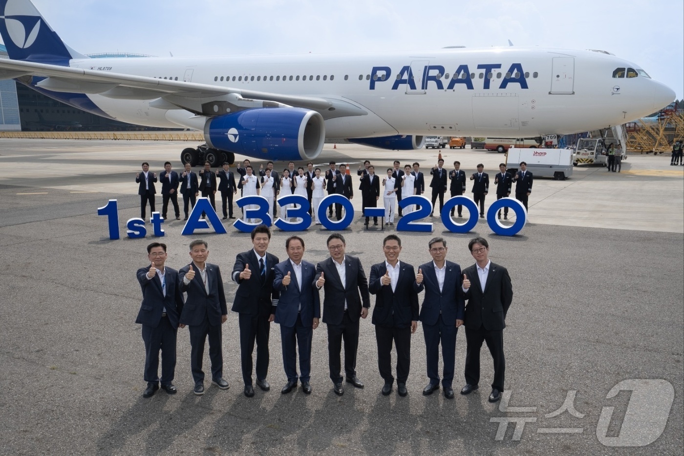 (서울=뉴스1) 포토공용 기자 = 2일 서울 강서구 김포국제공항에서 열린 파라타항공 1호기 도입 기념행사에서 윤철민 파라타항공 대표이사와 윤희종 위닉스 회장 등이 기념촬영을 하고 …