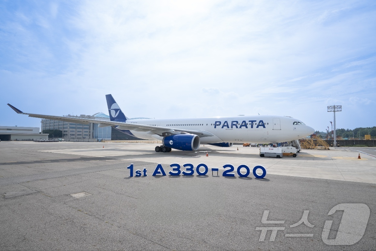 (서울=뉴스1) 포토공용 기자 = 2일 서울 강서구 김포국제공항에서 열린 파라타항공 1호기 도입 기념행사에서 계류 중인 A330-200 기종.파라타항공은 첫 항공기를 도입하며 본격 …