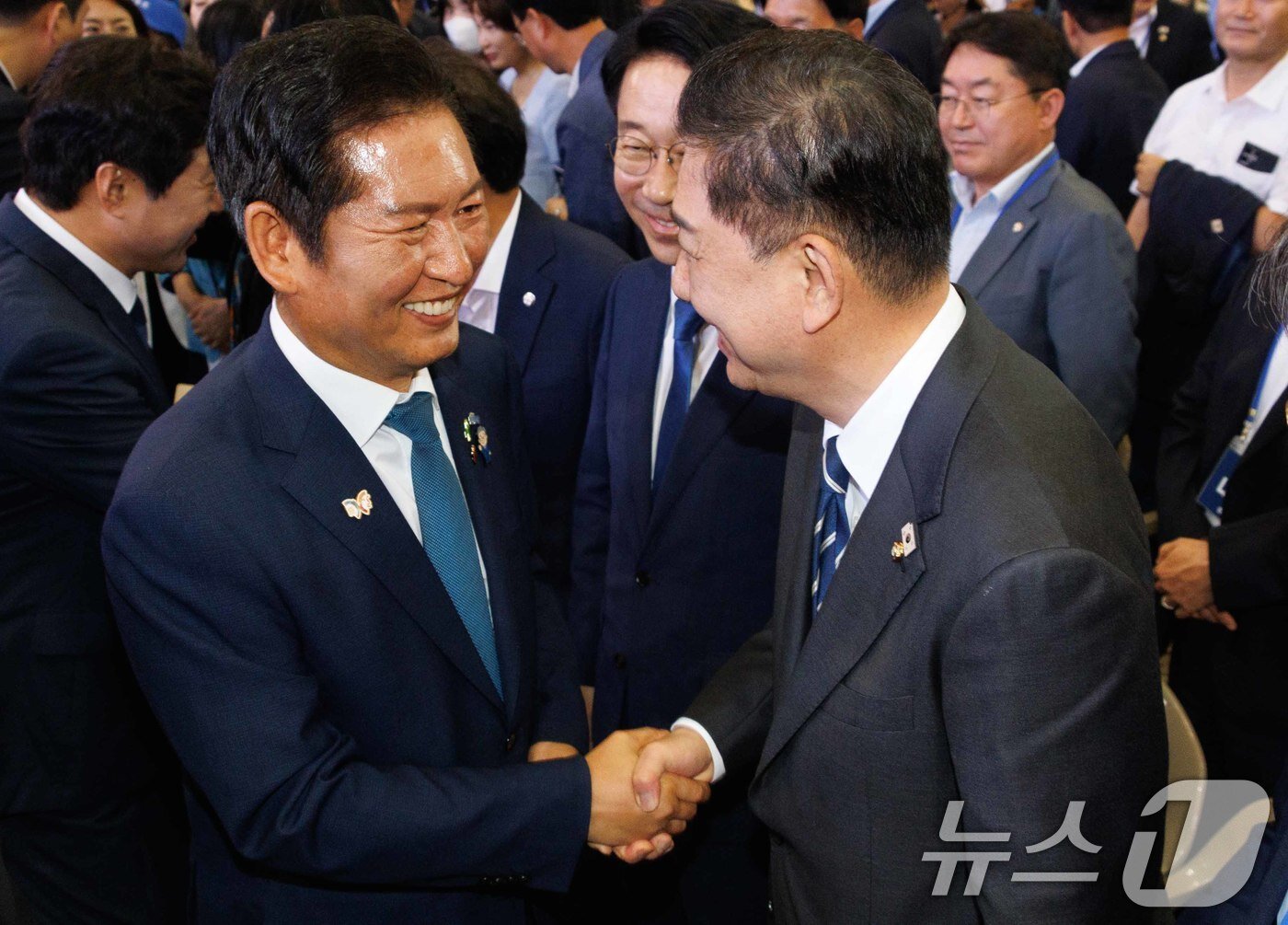 본문 이미지 - 정청래 더불어민주당 신임 당대표와 김병기 원내대표가 2일 경기 고양시 킨텍스에서 열린 제2차 임시전국당원대회에서 악수하고 있다. &#40;공동취재&#41; 2025.8.2/뉴스1 ⓒ News1 유승관 기자