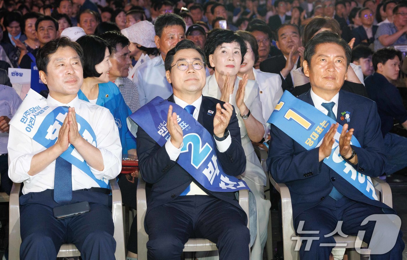 (고양=뉴스1) 유승관 기자 = 박찬대·정청래 더불어민주당 대표 후보, 황명선 최고위원 후보가 2일 오후 경기 고양시 킨텍스에서 열린 제2차 임시전국당원대회에서 개표 결과를 지켜보 …