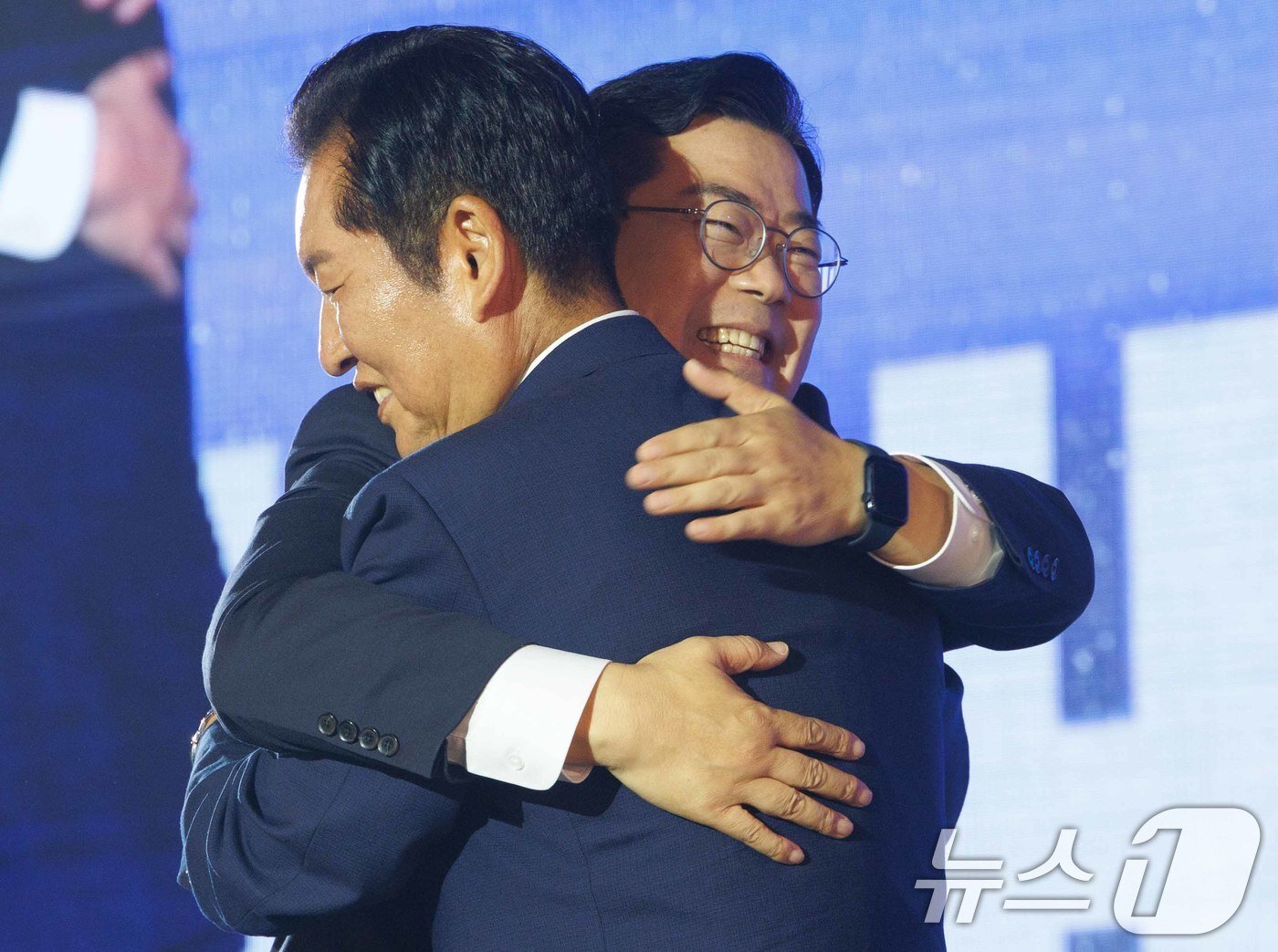 본문 이미지 - 정청래 더불어민주당 신임 당대표와 박찬대 후보가 2일 경기 고양시 킨텍스에서 열린 제2차 임시전국당원대회에서 당선 발표 후 포옹하고 있다. &#40;공동취재&#41; 2025.8.2/뉴스1 ⓒ News1 유승관 기자