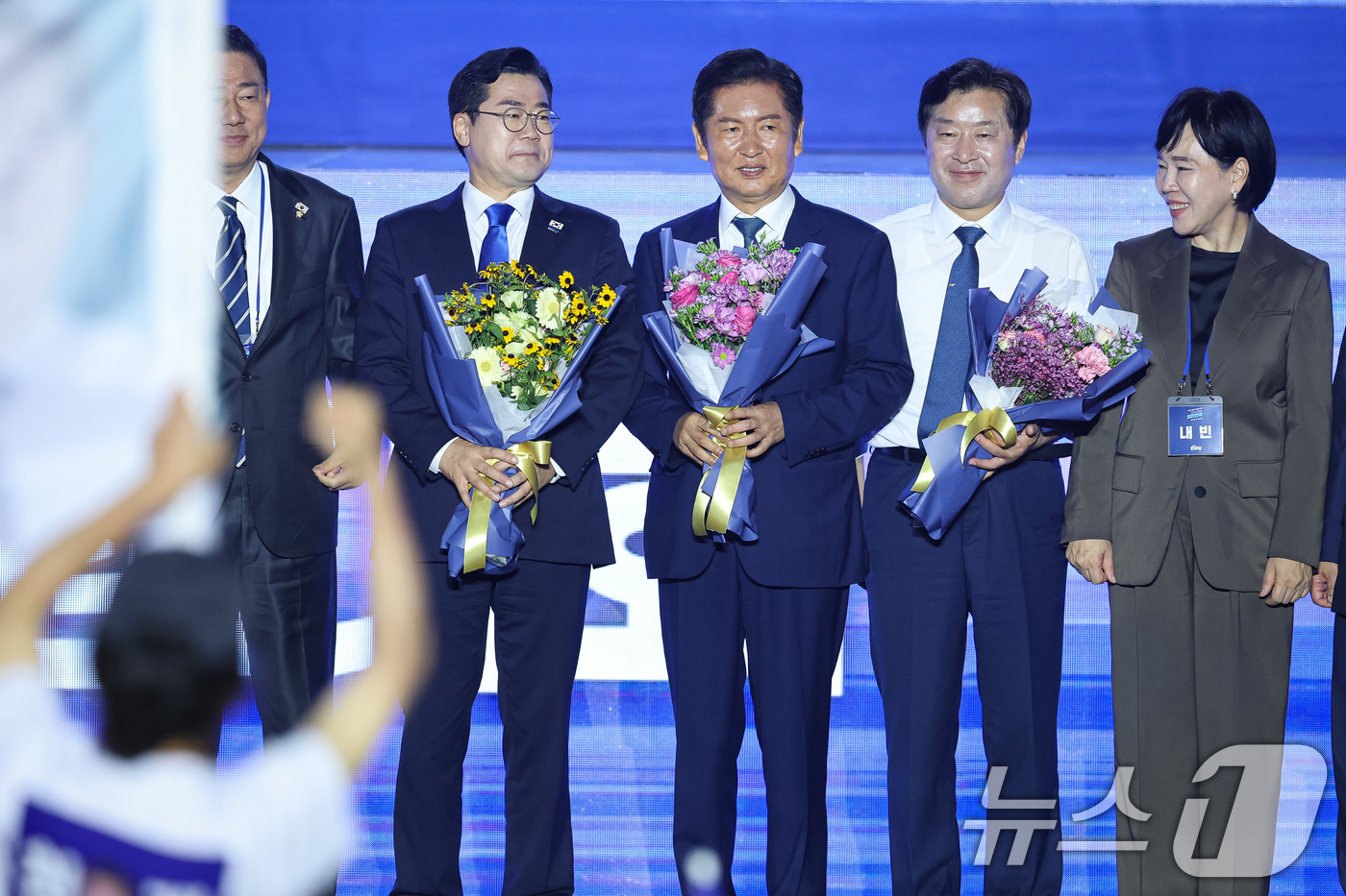 (고양=뉴스1) 유승관 기자 = 정청래 더불어민주당 신임 당대표와 황명선 최고위원을 비롯한 지도부가 2일 경기 고양시 킨텍스에서 열린 제2차 임시전국당원대회에서 꽃다발을 들고 있다 …