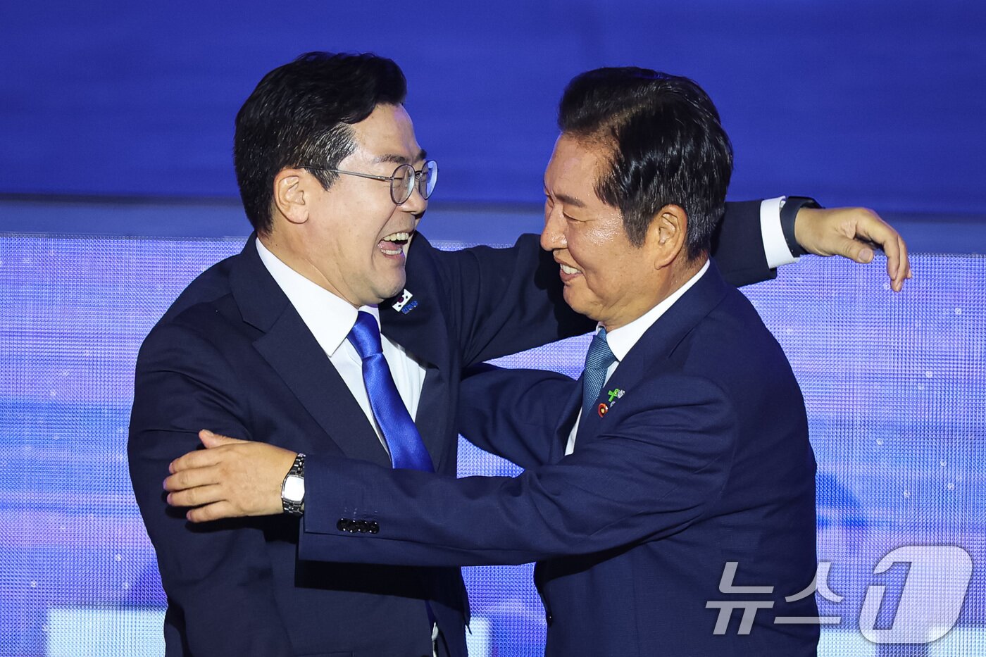 본문 이미지 - 정청래 더불어민주당 신임 당대표와 박찬대 후보가 2일 경기 고양시 킨텍스에서 열린 제2차 임시전국당원대회에서 당선 발표 후 포옹하고 있다. 2025.8.2/뉴스1 ⓒ News1 유승관 기자