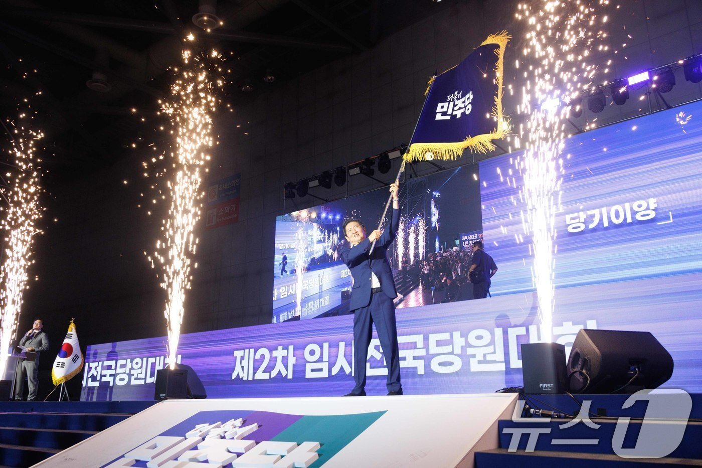 본문 이미지 - 정청래 더불어민주당 신임 당대표가 2일 경기 고양시 킨텍스에서 열린 제2차 임시전국당원대회에서 당기를 흔들고 있다. &#40;공동취재&#41; 2025.8.2/뉴스1 ⓒ News1 유승관 기자