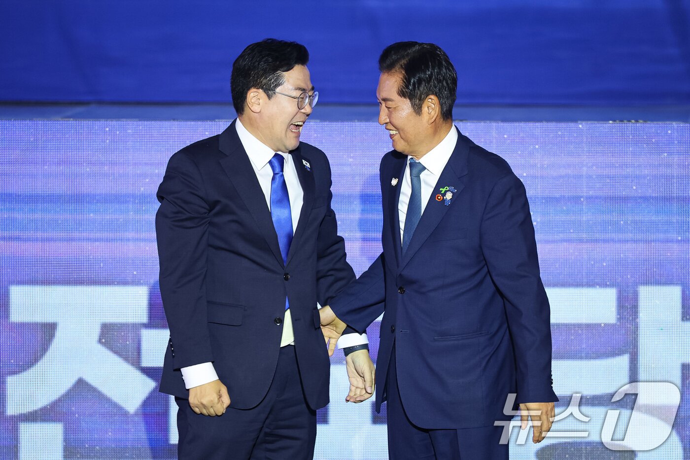 본문 이미지 - 정청래 더불어민주당 신임 당대표와 박찬대 후보가 2일 경기 고양시 킨텍스에서 열린 제2차 임시전국당원대회에서 당선 발표 후 서로를 격려하고 있다. 2025.8.2/뉴스1 ⓒ News1 유승관 기자