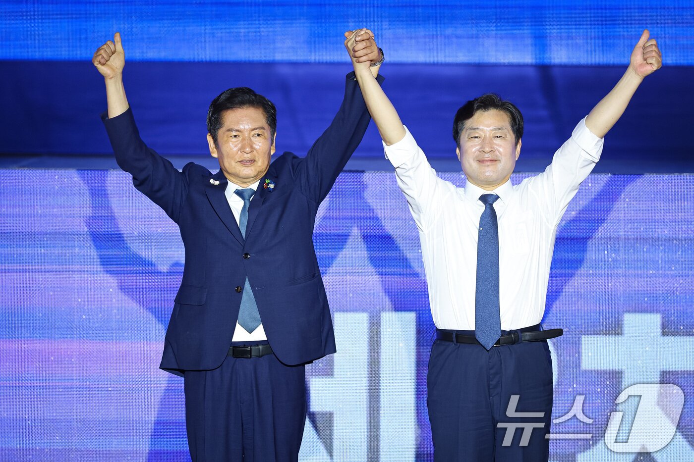 본문 이미지 - 정청래 더불어민주당 신임 당대표와 황명선 최고위원이 2일 경기 고양시 킨텍스에서 열린 제2차 임시전국당원대회에서 당선 발표 후 당원들을 향해 손을 들어 보이고 있다. 2025.8.2/뉴스1 ⓒ News1 유승관 기자