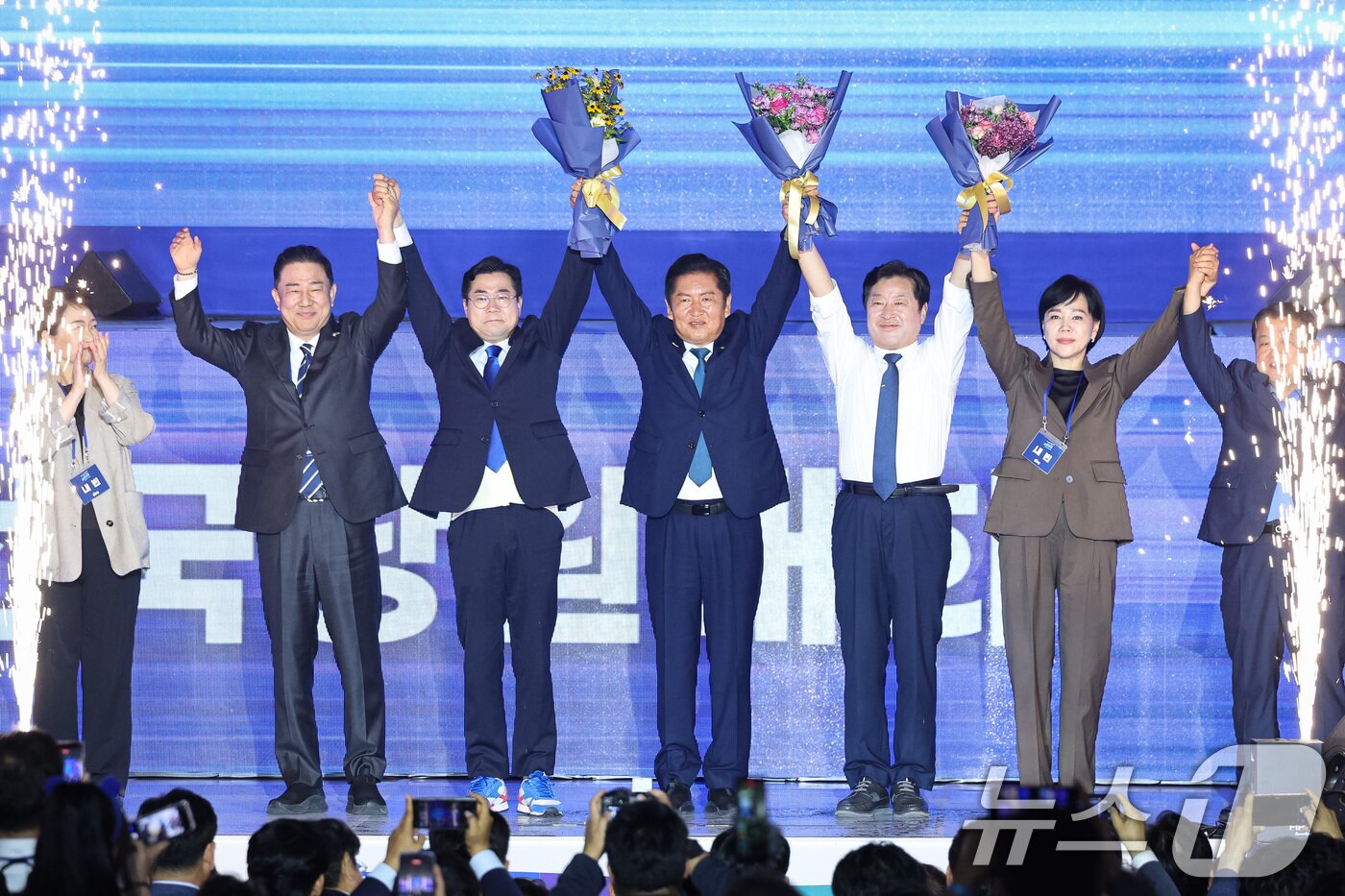 본문 이미지 - 정청래 더불어민주당 신임 당대표와 황명선 최고위원을 비롯한 지도부가 2일 경기 고양시 킨텍스에서 열린 제2차 임시전국당원대회에서 당원들을 향해 손을 들어보이고 있다. 2025.8.2/뉴스1 ⓒ News1 유승관 기자