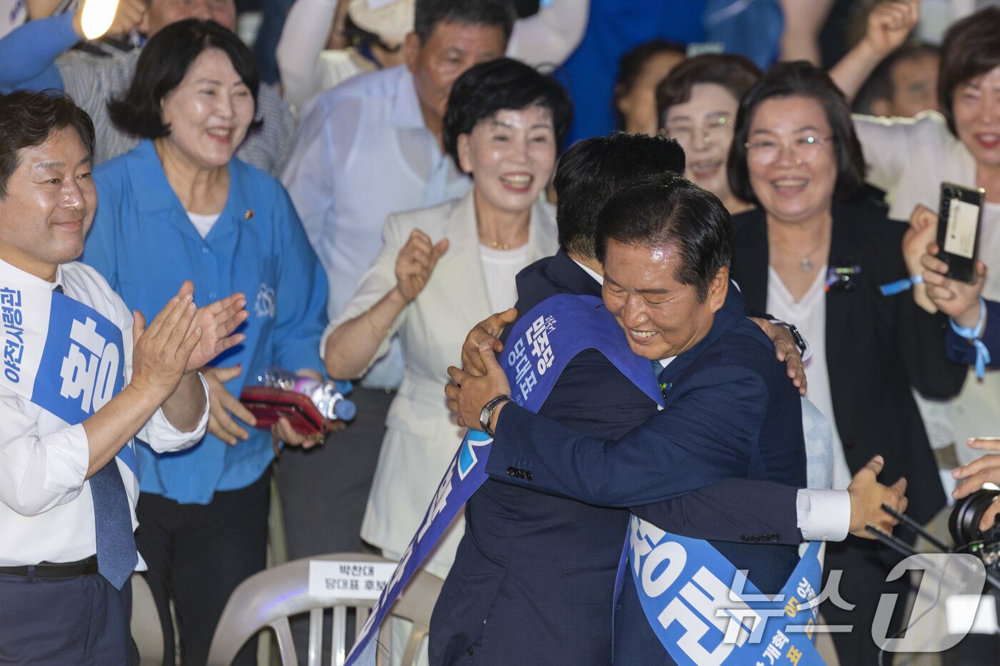 본문 이미지 - 정청래 더불어민주당 신임 당대표가 2일 경기 고양시 킨텍스에서 열린 제2차 임시전국당원대회에서 결과 발표 후 박찬대 후보와 포옹하고 있다. &#40;공동취재&#41; 2025.8.2/뉴스1 ⓒ News1 유승관 기자