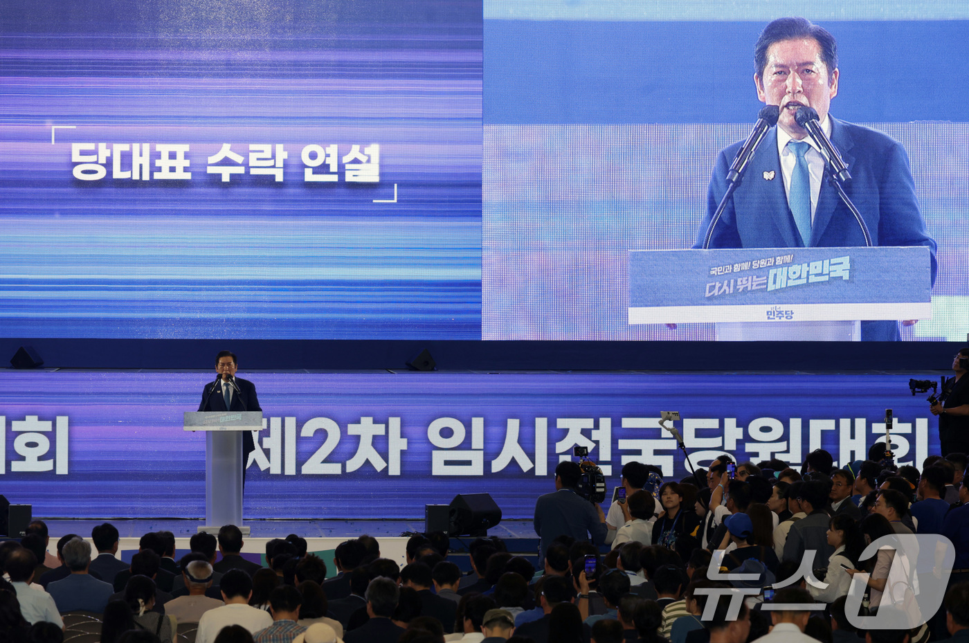 (고양=뉴스1) 유승관 기자 = 정청래 더불어민주당 신임 당대표가 2일 경기 고양시 킨텍스에서 열린 제2차 임시전국당원대회에서 수락 연설을 하고 있다. (공동취재) 2025.8.2 …