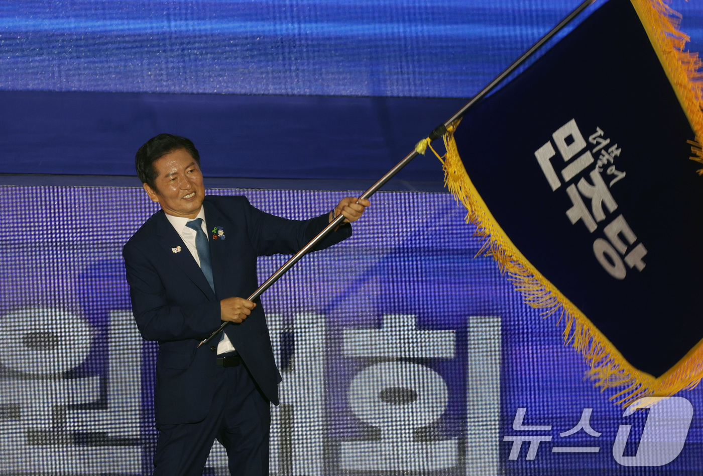 (고양=뉴스1) 유승관 기자 = 정청래 더불어민주당 신임 당대표가 2일 경기 고양시 킨텍스에서 열린 제2차 임시전국당원대회에서 당기를 흔들고 있다. (공동취재) 2025.8.2/뉴 …