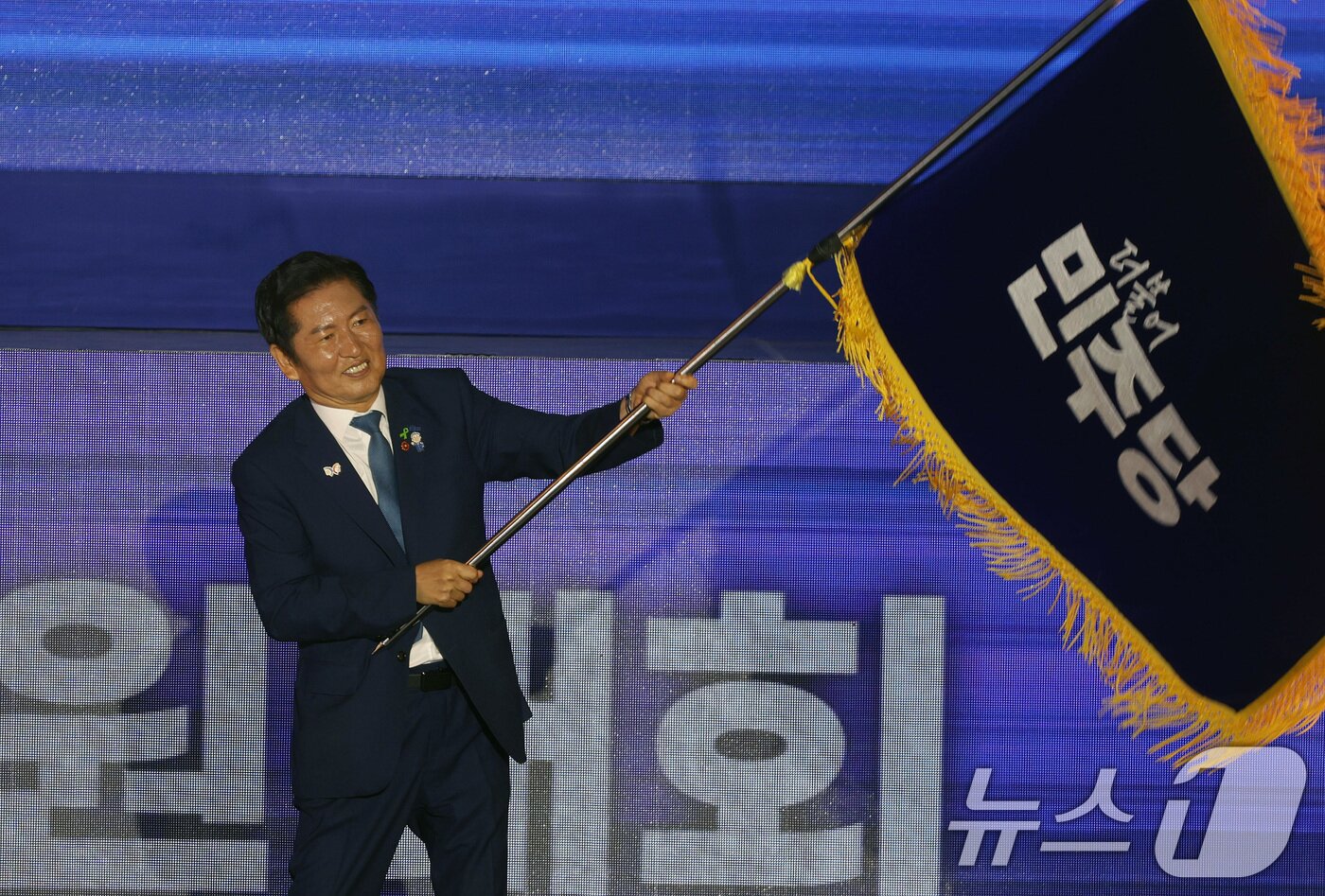 본문 이미지 - 정청래 더불어민주당 당대표가 지난 8월 2일 경기 고양시 킨텍스에서 열린 제2차 임시전국당원대회에서 당대표로 선출된 뒤 당기를 흔들고 있다. &#40;공동취재&#41; 2025.8.2/뉴스1 ⓒ News1 유승관 기자