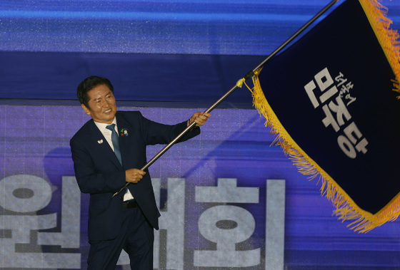 '선명성' 택한 정청래 6개월…개혁 고삐 속 '합당·지선' 연임 시험대