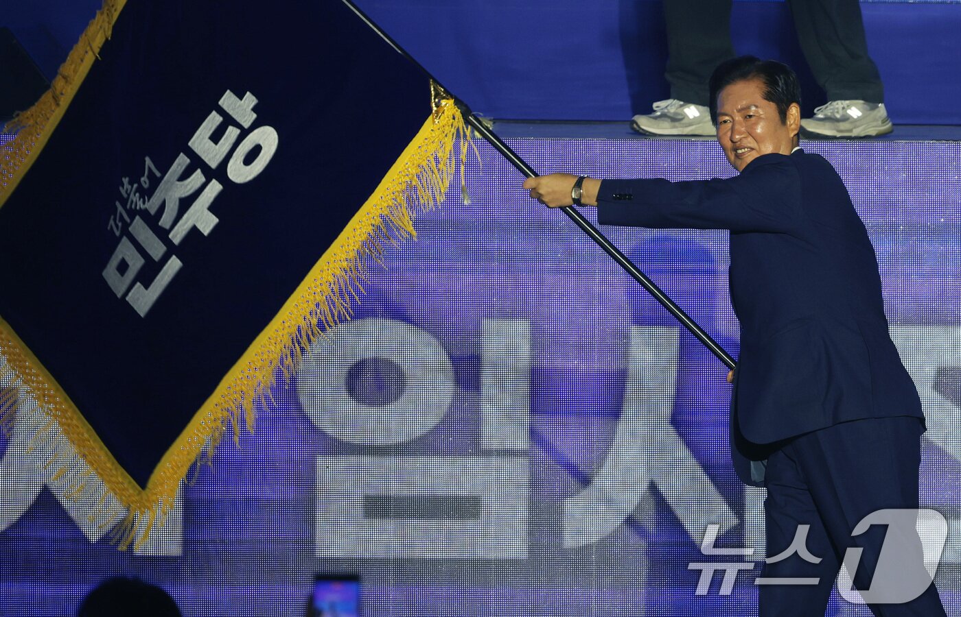 본문 이미지 - 정청래 더불어민주당 신임 당대표가 2일 경기 고양시 킨텍스에서 열린 제2차 임시전국당원대회에서 당기를 흔들고 있다. &#40;공동취재&#41; 2025.8.2/뉴스1 ⓒ News1 유승관 기자