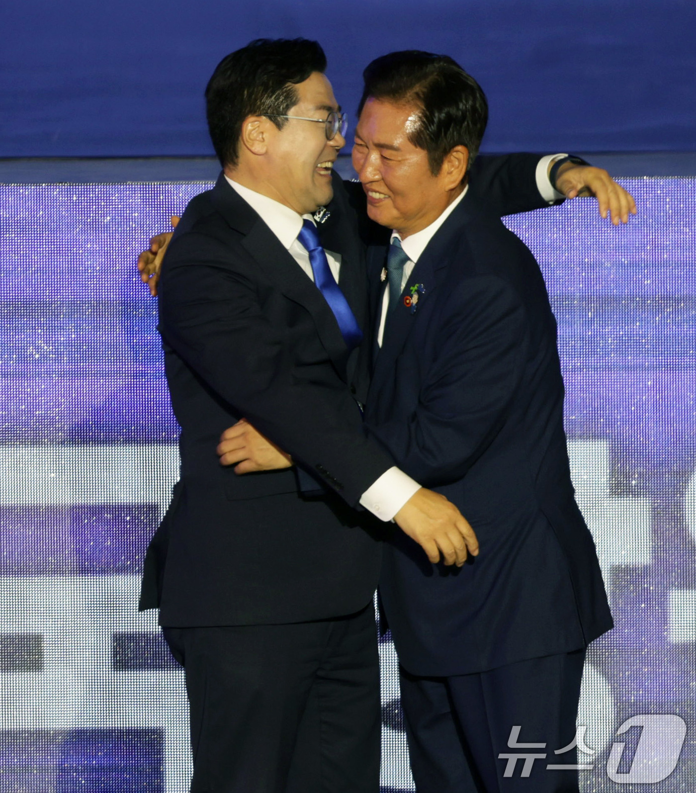 (고양=뉴스1) 유승관 기자 = 정청래 더불어민주당 신임 당대표(오른쪽)와 박찬대 후보가 2일 경기 고양시 킨텍스에서 열린 제2차 임시전국당원대회에서 포옹하고 있다. (공동취재) …