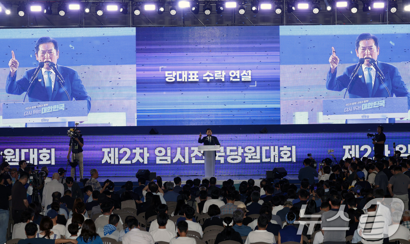 (고양=뉴스1) 유승관 기자 = 정청래 더불어민주당 신임 당대표가 2일 경기 고양시 킨텍스에서 열린 제2차 임시전국당원대회에서 수락 연설을 하고 있다. (공동취재) 2025.8.2 …