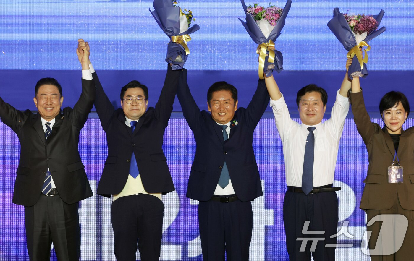 본문 이미지 - 정청래 더불어민주당 신임 당대표&#40;가운데&#41;가 2일 경기 고양시 킨텍스에서 열린 제2차 임시전국당원대회에서 수락 연설을 하고 있다. 왼쪽부터 김병기 원내대표, 박찬대 후보, 정 대표, 황명선 신임 최고위원, 전현희 최고위원. &#40;공동취재&#41; 2025.8.2/뉴스1 ⓒ News1 유승관 기자