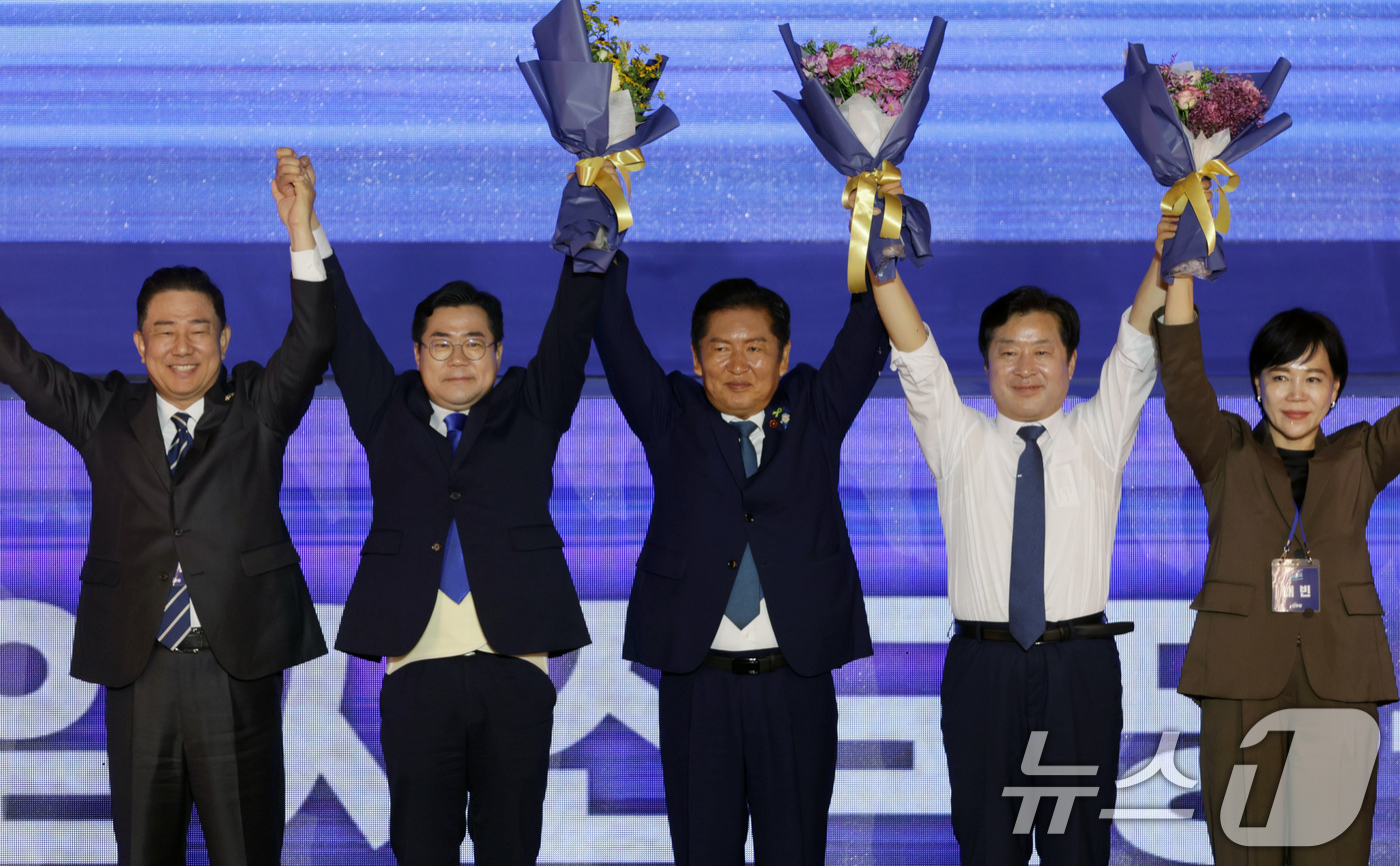 (고양=뉴스1) 유승관 기자 = 정청래 더불어민주당 신임 당대표(가운데)가 2일 경기 고양시 킨텍스에서 열린 제2차 임시전국당원대회에서 수락 연설을 하고 있다.왼쪽부터 김병기 원내 …