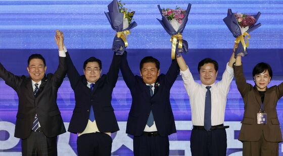 지도부와 함께 인사하는 정청래 신임 당대표