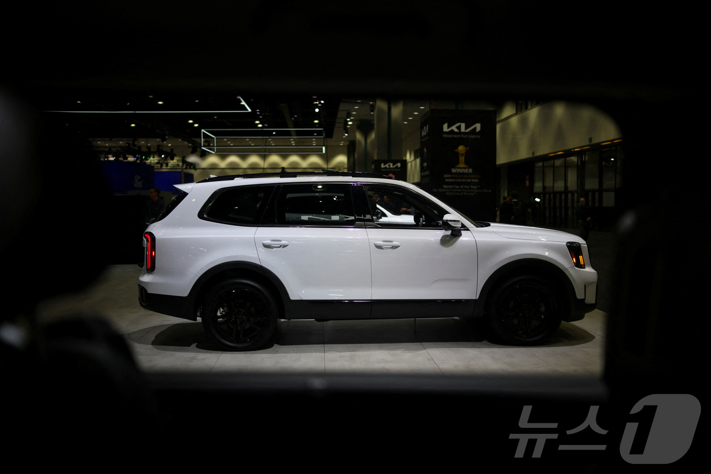 (로스앤젤레스 로이터=뉴스1) 윤다정 기자 = 2024년 11월 21일(현지시간) 미국 캘리포니아 로스앤젤레스에서 열린 LA 오토쇼에 2025년형 기아 텔루라이드가 전시돼 있다.ⓒ …