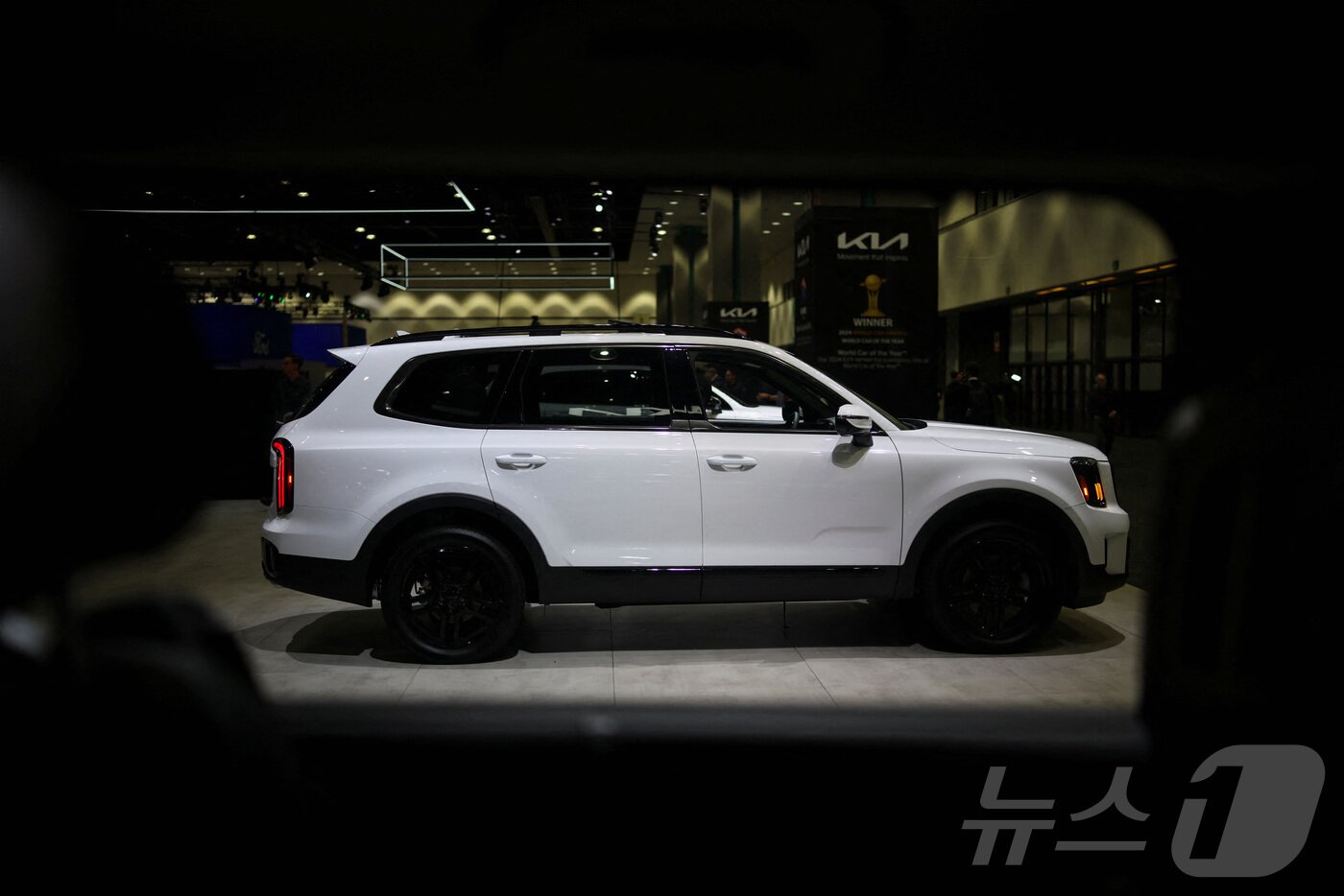 본문 이미지 - 2024년 11월 21일&#40;현지시간&#41; 미국 캘리포니아 로스앤젤레스에서 열린 LA 오토쇼에 2025년형 기아 텔루라이드가 전시돼 있다. ⓒ 로이터=뉴스1 ⓒ News1 윤다정 기자