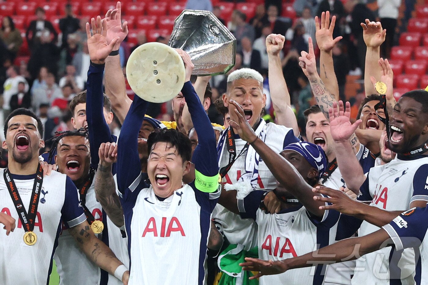 본문 이미지 - UEL에서 우승한 토트넘 홋스퍼의 손흥민 ⓒ AFP=뉴스1