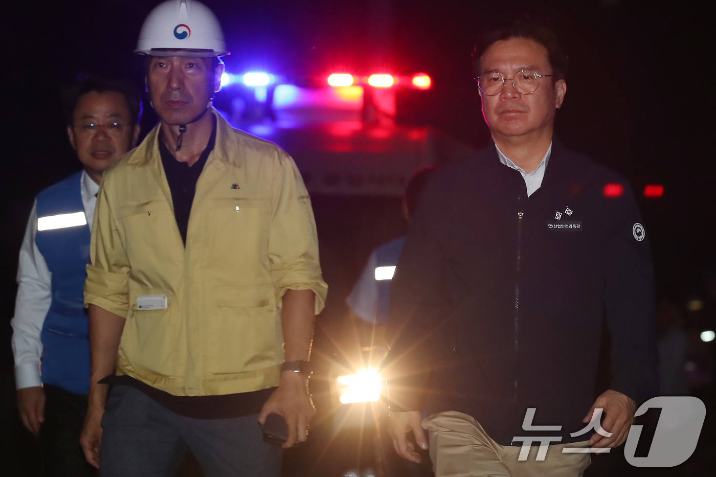 (청도=뉴스1) 공정식 기자 = 김영훈 고용노동부 장관이 19일 오후 경북 청도군 화양읍 삼신리 무궁화호 열차 사고 현장 인근에 마련된 상황실을 방문하고 있다. 2025.8.20/ …