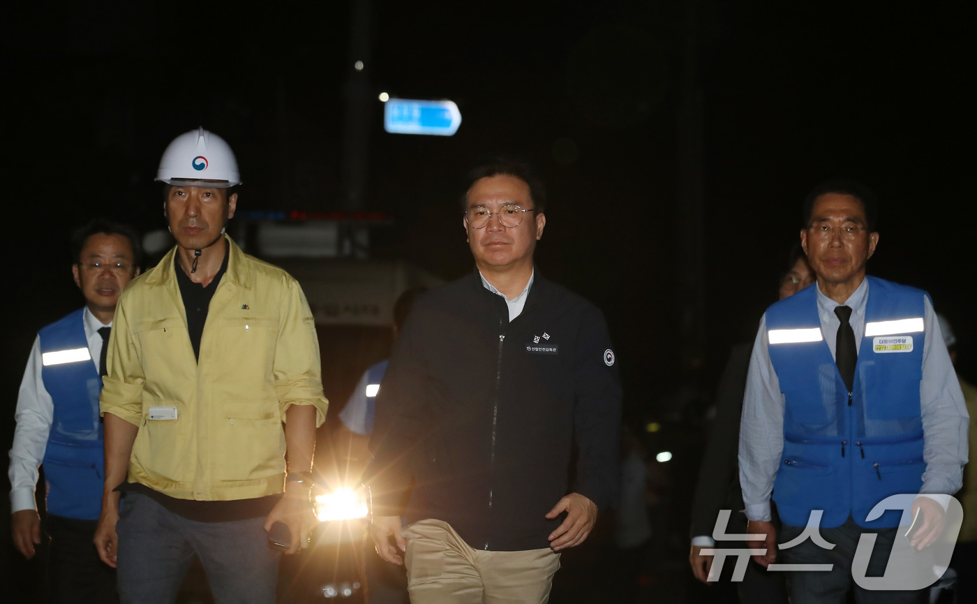 (청도=뉴스1) 공정식 기자 = 김영훈 고용노동부 장관이 19일 오후 경북 청도군 화양읍 삼신리 무궁화호 열차 사고 현장 인근에 마련된 상황실을 방문하고 있다. 2025.8.20/ …