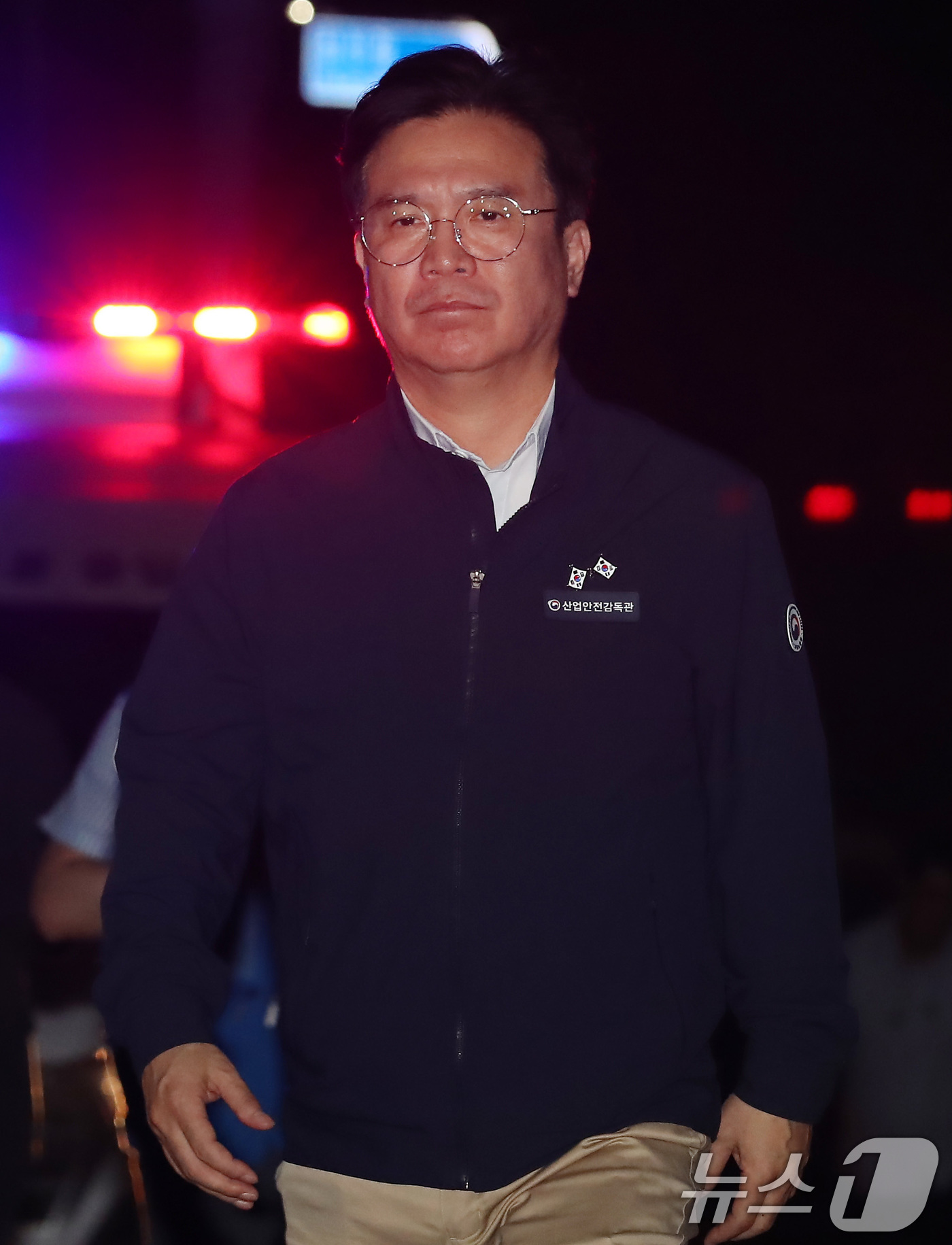 (청도=뉴스1) 공정식 기자 = 김영훈 고용노동부 장관이 19일 오후 경북 청도군 화양읍 삼신리 무궁화호 열차 사고 현장 인근에 마련된 상황실을 방문하고 있다. 2025.8.20/ …