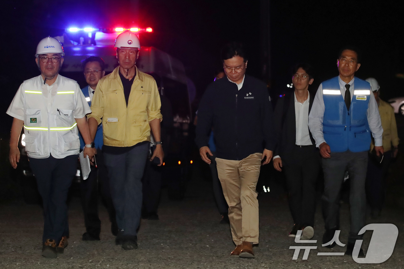 (청도=뉴스1) 공정식 기자 = 김영훈 고용노동부 장관이 19일 오후 경북 청도군 화양읍 삼신리 무궁화호 열차 사고 현장 인근에 마련된 상황실을 방문하고 있다. 2025.8.20/ …
