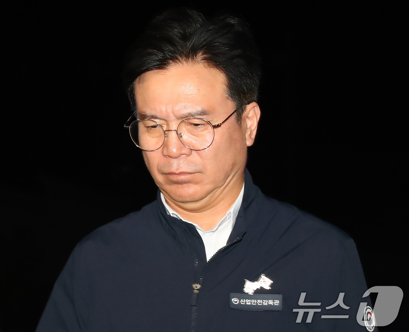 (청도=뉴스1) 공정식 기자 = 김영훈 고용노동부 장관이 19일 오후 경북 청도군 화양읍 삼신리 무궁화호 열차 사고 현장 인근에 마련된 상황실을 방문하고 있다. 2025.8.20/ …