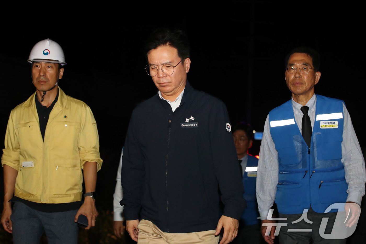 (청도=뉴스1) 공정식 기자 = 김영훈 고용노동부 장관이 19일 오후 경북 청도군 화양읍 삼신리 무궁화호 열차 사고 현장 인근에 마련된 상황실을 방문하고 있다. 2025.8.20/ …