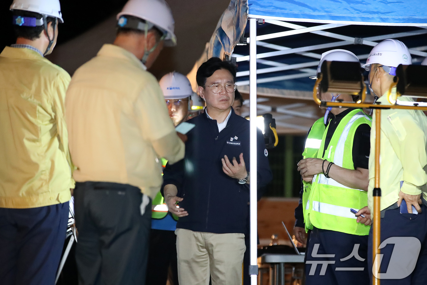 (청도=뉴스1) 공정식 기자 = 김영훈 고용노동부 장관이 19일 오후 경북 청도군 화양읍 삼신리 무궁화호 열차 사고 현장 인근에 마련된 상황실을 찾아 사고 현황에 대한 보고를 듣고 …