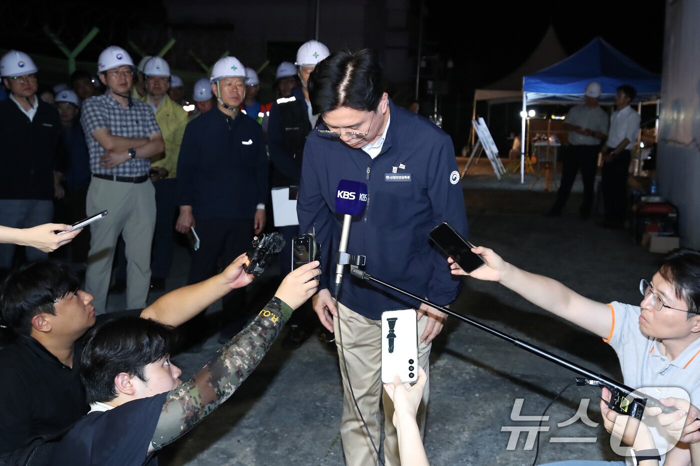 본문 이미지 - 김영훈 고용노동부 장관이 19일 오후 경북 청도군 화양읍 삼신리 무궁화호 열차 사고 현장 인근에 마련된 상황실을 찾아 희생자 유가족과 국민 앞에 머리 숙여 사과하고 있다. 2025.8.20/뉴스1 ⓒ News1 공정식 기자