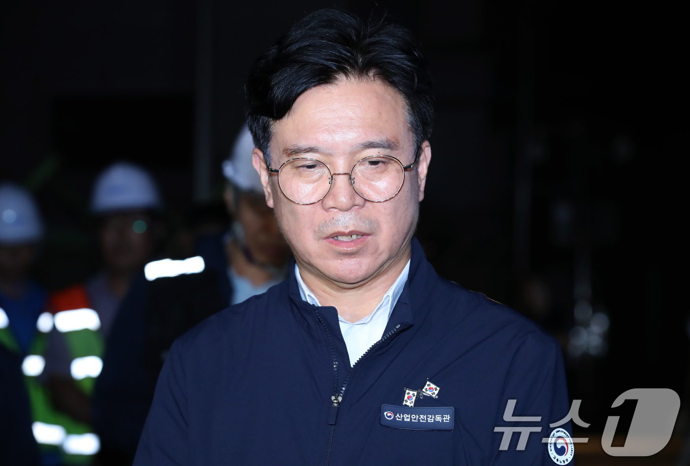 (청도=뉴스1) 공정식 기자 = 김영훈 고용노동부 장관이 19일 오후 경북 청도군 화양읍 삼신리 무궁화호 열차 사고 현장 인근에 마련된 상황실을 찾아 사고 현황에 대한 브리핑을 마 …