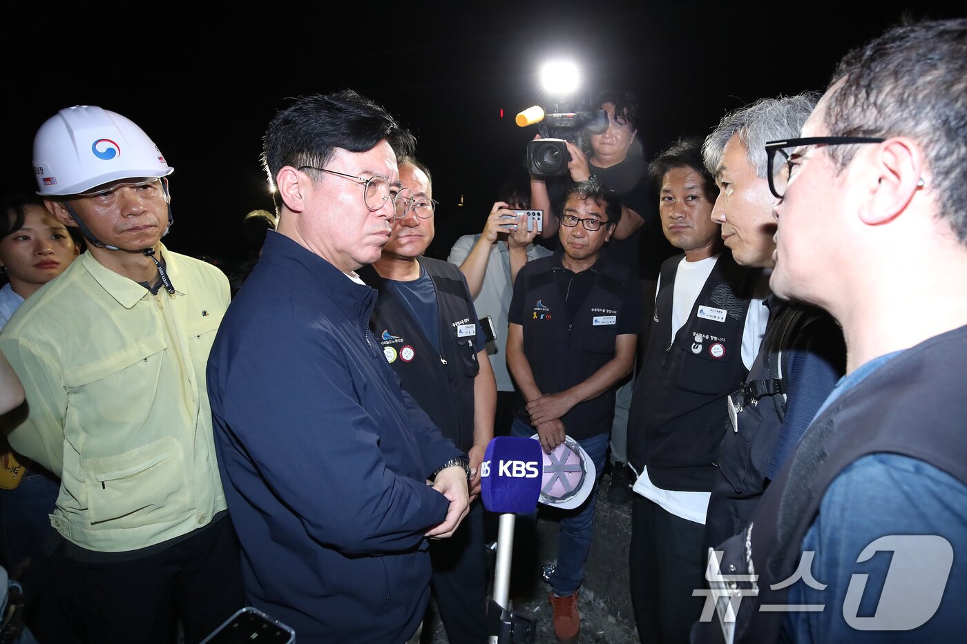 본문 이미지 - 김영훈 고용노동부 장관이 지난 19일 오후 청도군 화양읍 삼신리 무궁화호 열차 사고 현장 인근에 마련된 상황실을 찾아 전국철도노동조합 관계자들과 대화하고 있다. 2025.8.20/뉴스1 ⓒ News1 공정식 기자