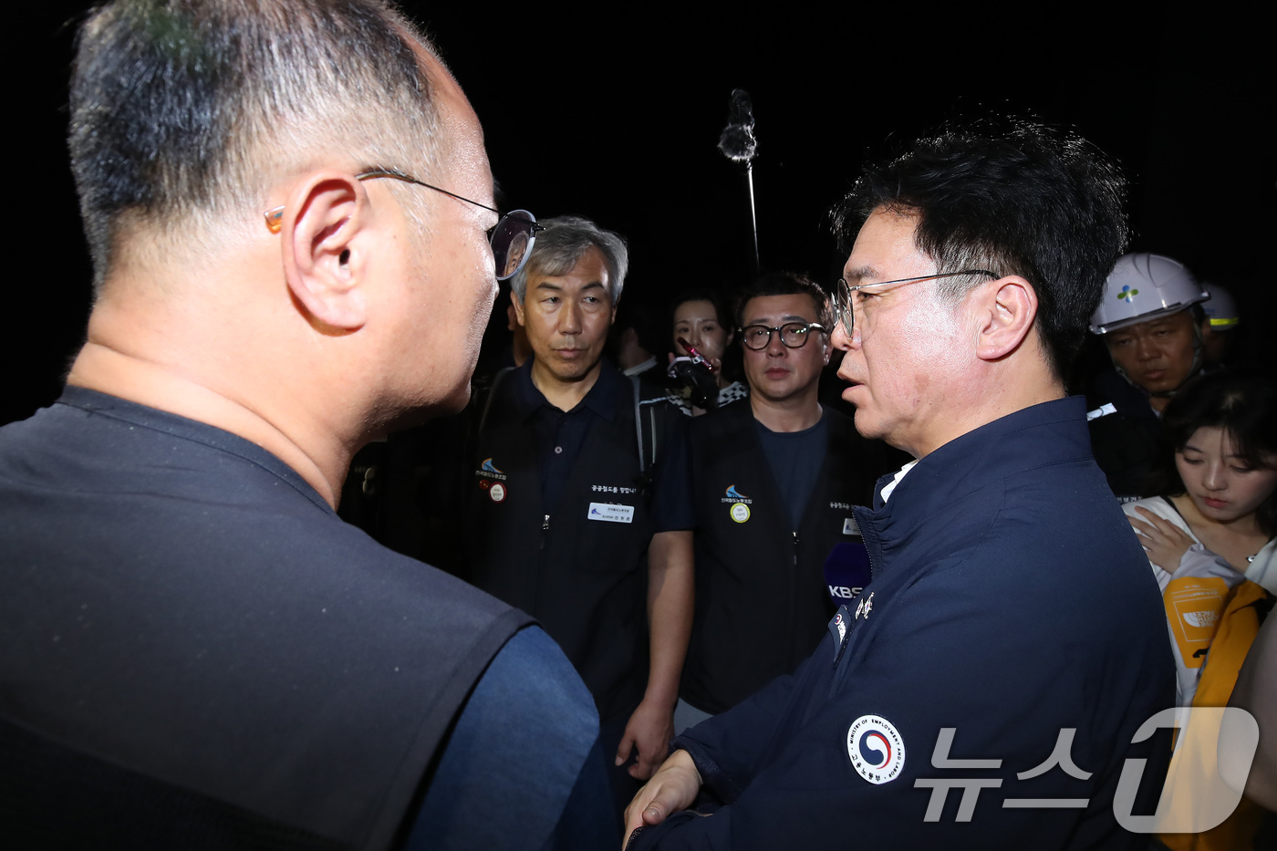 (청도=뉴스1) 공정식 기자 = 김영훈 고용노동부 장관이 19일 오후 경북 청도군 화양읍 삼신리 무궁화호 열차 사고 현장 인근에 마련된 상황실을 찾아 전국철도노동조합 관계자들과 사 …