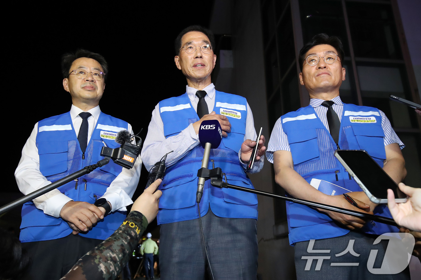 (청도=뉴스1) 공정식 기자 = 더불어민주당 산업재해예방 TF팀 김주영 의원 등 관계자들이 19일 오후 경북 청도군 화양읍 삼신리 무궁화호 열차 사고 현장 인근에 마련된 상황실을 …