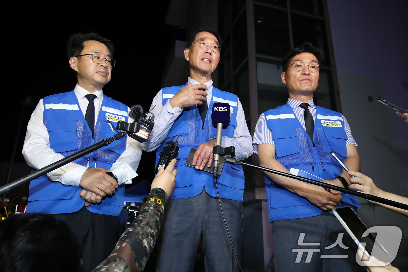 (청도=뉴스1) 공정식 기자 = 더불어민주당 산업재해예방 TF팀 김주영 의원 등 관계자들이 19일 오후 경북 청도군 화양읍 삼신리 무궁화호 열차 사고 현장 인근에 마련된 상황실을 …