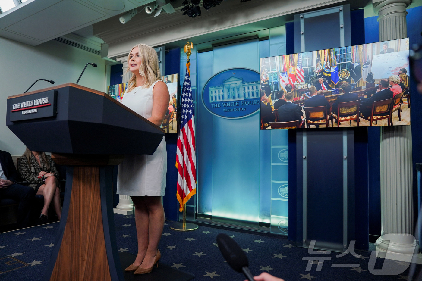 (워싱턴DC 로이터=뉴스1) 류정민 특파원 = 캐롤라인 레빗 백악관 대변인이 19일(현지시간) 미국 워싱턴DC 백악관에서 연 언론 브리핑에서 전날 도널드 트럼프 미국 대통령이 볼르 …