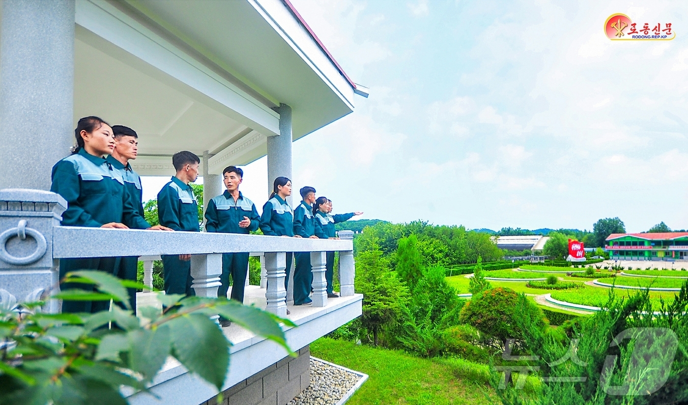 (평양 노동신문=뉴스1) = 북한 노동당 기관지 노동신문은 20일 "강원도 양묘장의 종업원들이 애국의 높은 뜻을 실천으로 받들어갈 일념을 안고 있다"라고 보도했다. [국내에서만 사 …