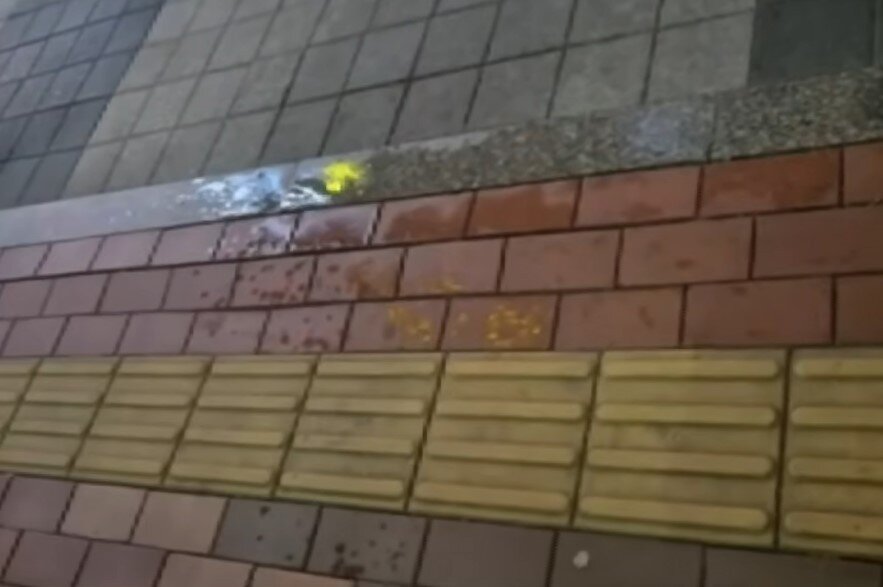 본문 이미지 - 남성이 발사한 소변의 흔적. &#40;JTBC &#39;사건반장&#39;&#41;