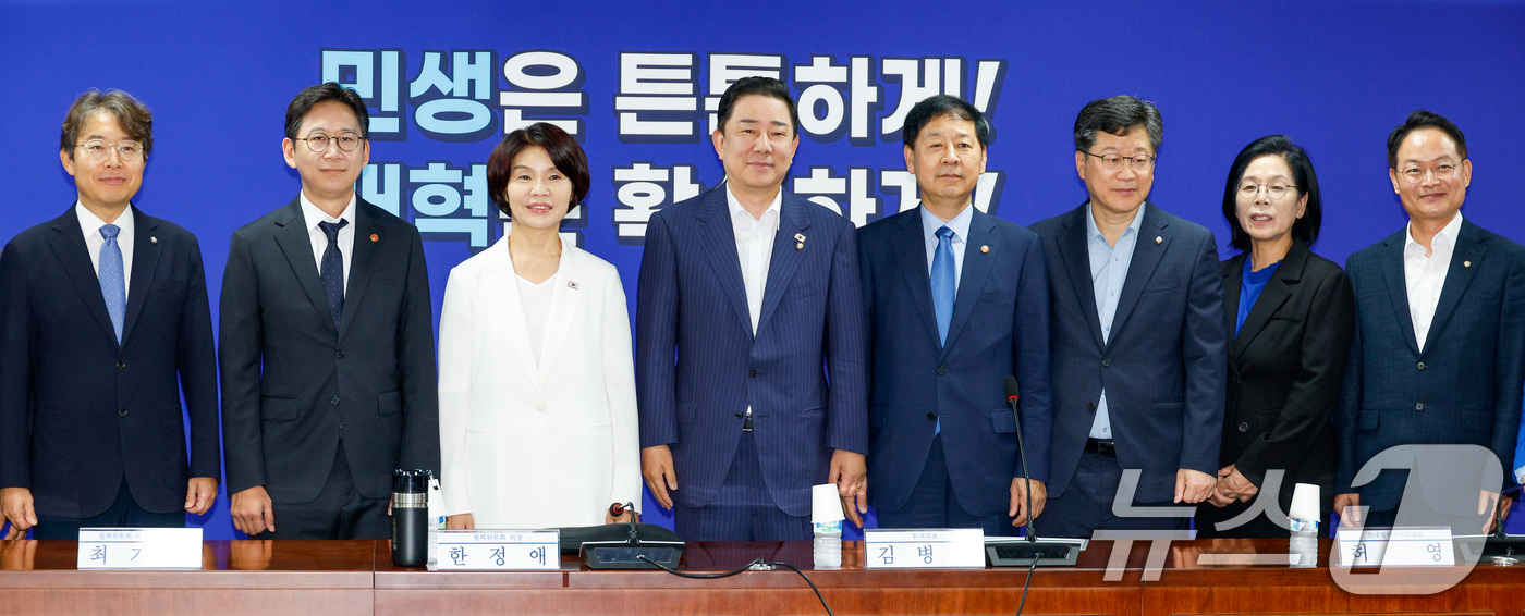 (서울=뉴스1) 안은나 기자 = 김병기 더불어민주당 원내대표와 구윤철 경제부총리 겸 기획재정부 장관 등이 20일 오전 서울 여의도 국회의원회관에서 열린 새정부 경제성장전략 관련 당 …