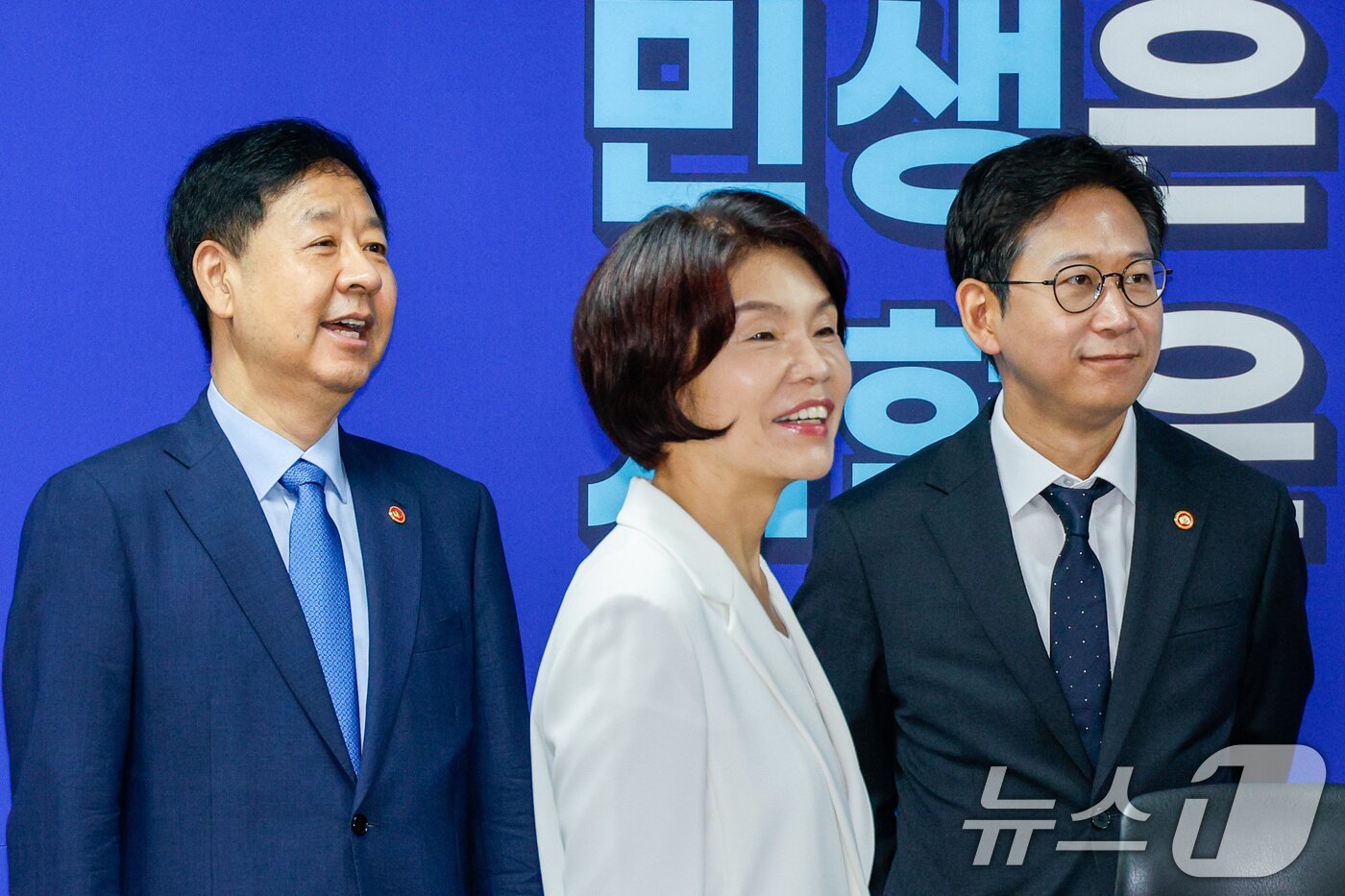 본문 이미지 - 구윤철 경제부총리 겸 기획재정부 장관(왼쪽부터), 한정애 더불어민주당 정책위의장, 배경훈 과학기술정보통신부 장관이 20일 오전 서울 여의도 국회의원회관에서 열린 새정부 경제성장전략 당정협의에서 김병기 원내대표를 기다리고 있다. 2025.8.20/뉴스1 ⓒ News1 안은나 기자