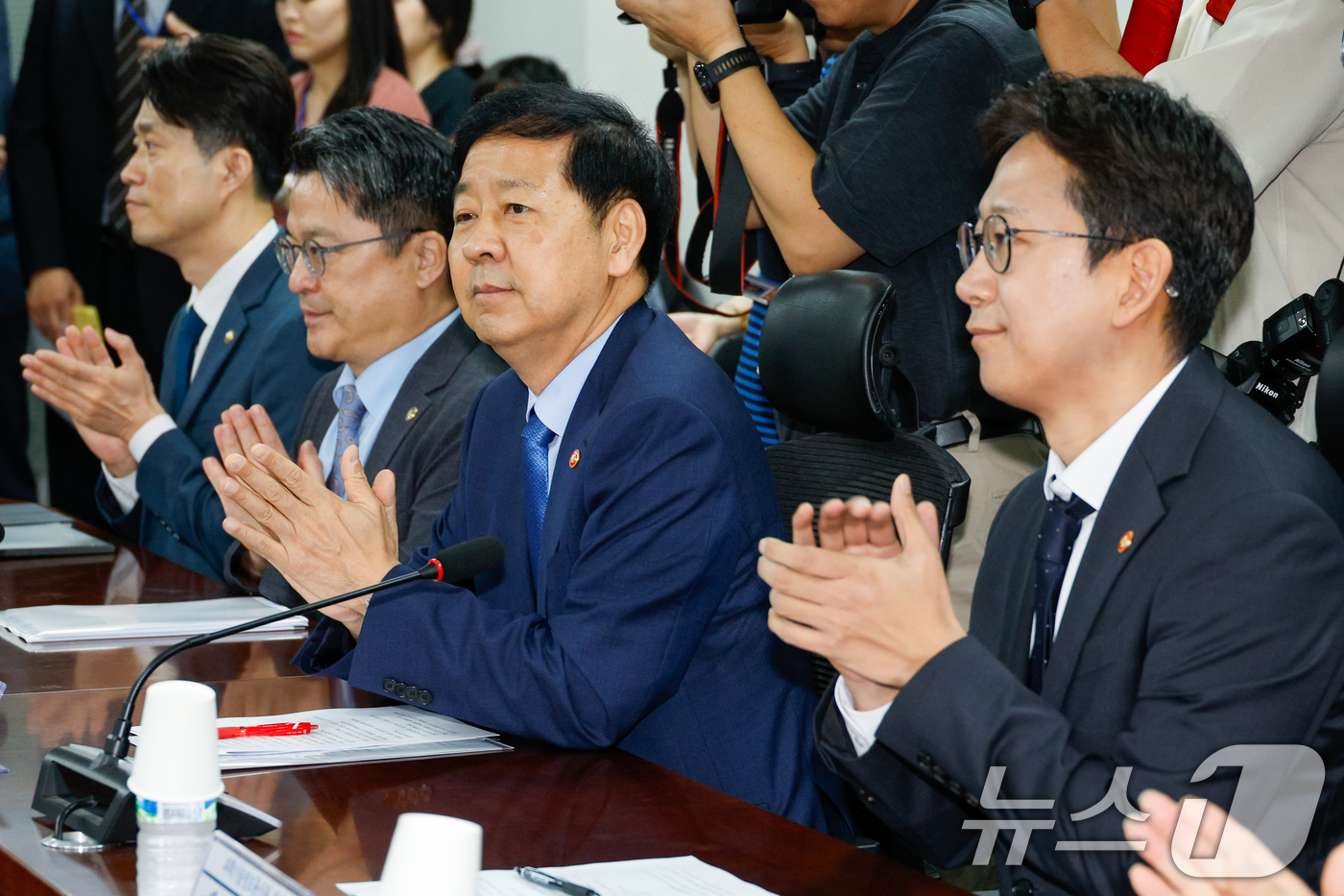 (서울=뉴스1) 안은나 기자 = 노용석 중소벤처기업부 차관(왼쪽부터), 문신학 산업통상자원부 1차관, 구윤철 경제부총리 겸 기획재정부 장관, 배경훈 과학기술정보통신부 장관이 20일 …